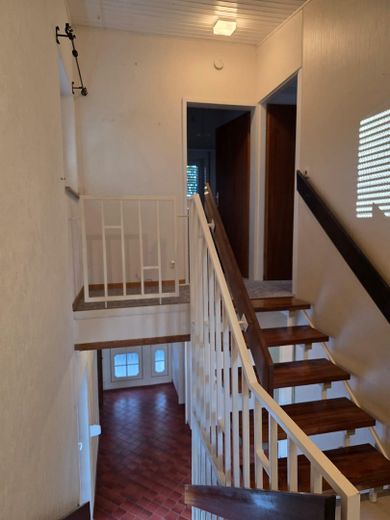 Casa a schiera di testa in posizione residenziale tranquilla a Untereisesheim – Treppe zu den Kinderzimmern 