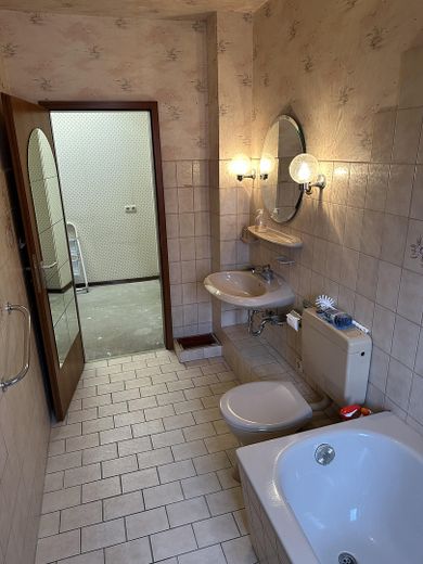 Großzügiges Reihenmittelhaus mit Kaminoption, Garage, Keller & Glasfaser in Kiel-Russee – 1. OG WC mit Wanne 2