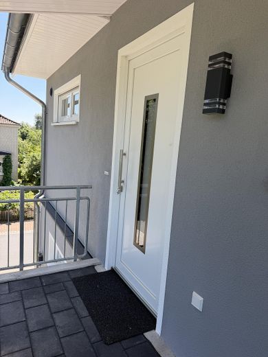 Zentrale 2-Zimmer OG-Wohnung im Grünen (mit Wärmepumpe) Immelmannstr./In der Ahe – Haustür