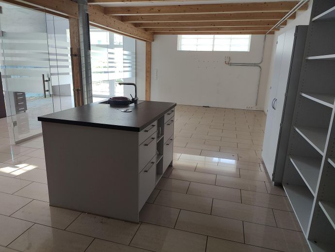 Loft-Büro in der Frachthalle – Pantry