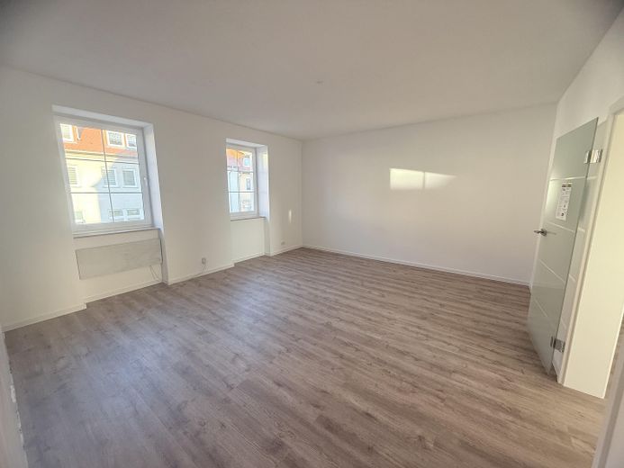 Frisch sanierte 2-Raum-Wohnung mit Einbauküche, Bad mit Wanne,  & Carport-Stellplatz – Wohnzimmer