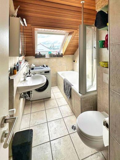 2 Zimmer- Dachgeschoss- Wohnung in schöner Wohnlage in Neu-Ulm / Pfuhl – Bad mit Badewanne