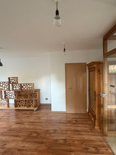 Te huur: woning op de begane grond, ongemeubileerd – Wohn / Schlafbereich