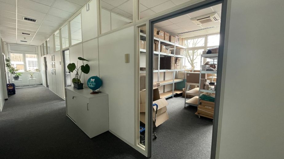 Bürofläche in Günzburg mit 250-500 m² | modern, klimatisiert, bezahlbar – 1_Flur und Büro