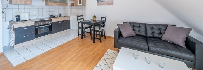 großes Wohnzimmer mit Küche