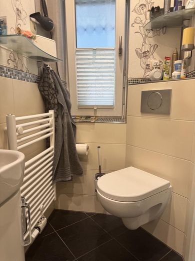 Modernisiertes Einfamilienhaus in ruhiger Sackgassenlage mit Kamin, PV-Anlage und großem Grundstück – Gäste WC