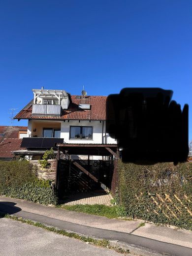 Außenansicht mit Carport