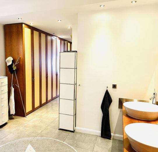 Blick Bad zum Kleiderschrank
