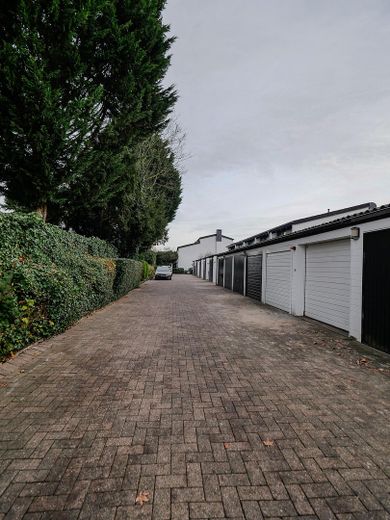 Auffahrt inkl. Garage