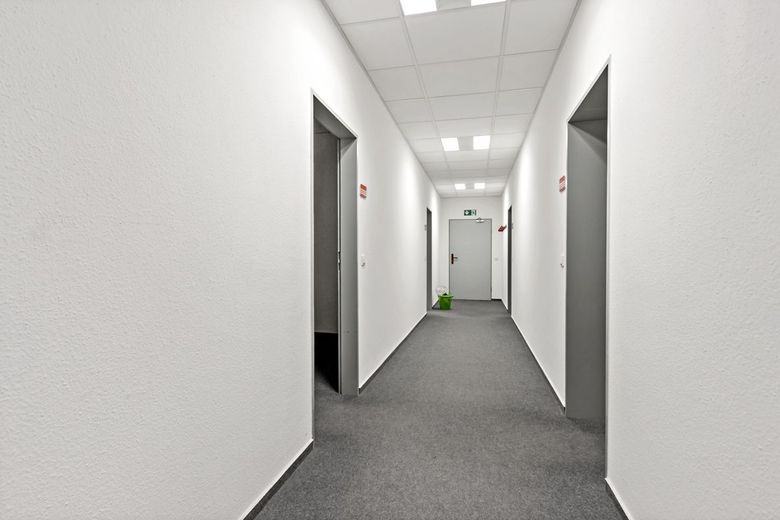 Amplia superficie de oficinas y comercial en Merseburg - ¡aprox. 834 m² divisible en alquiler! – Flur EG