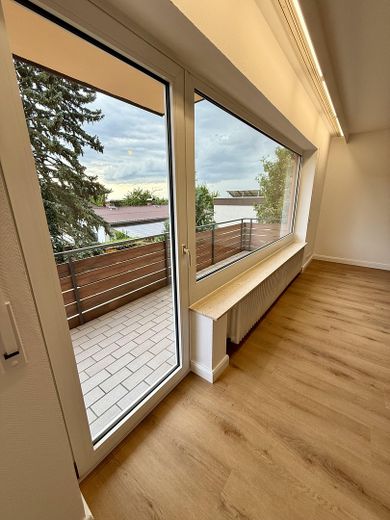 Helle, frisch sanierte 3-Zimmerwohnung mit großem Balkon und Blick ins Grüne – WZ m. Blick a. Balkon rechts
