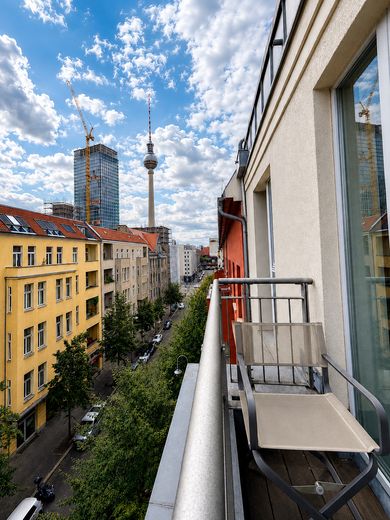 Ein besonderer Rückzugsort am Rosa-Luxemburg-Platz in Berlin Mitte – Balkon Blick Fernsehturm