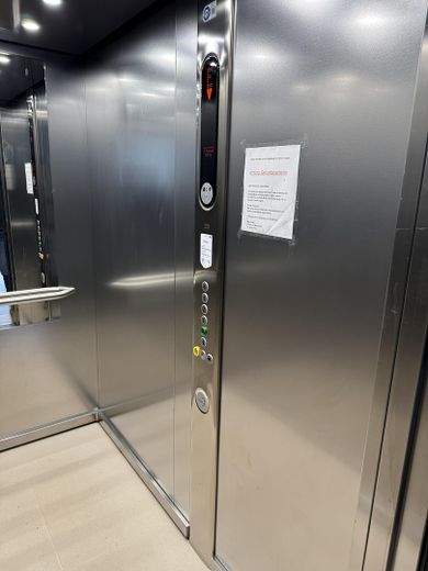 Jasne mieszkanie 3,5-pokojowe z balkonem, windą i nową łazienką – Aufzug