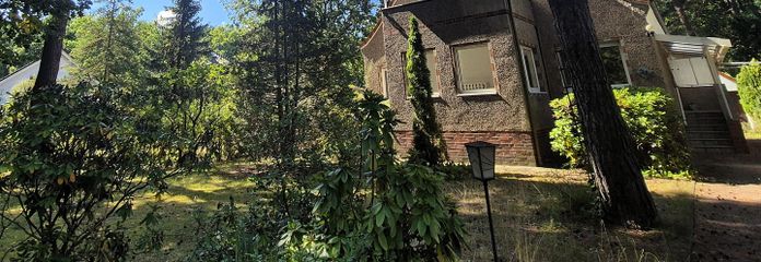 Großes Grundstück im Grünen mit Haus, Garage, Carport, Stellplätze – Vorderansicht
