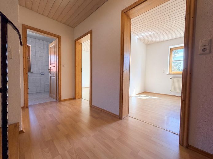 Casa adosada de 6 habitaciones con jardín, balcón orientado al sur y garaje en Germaringen – Flur im 1. OG