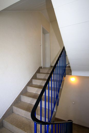 Urbaner Wohntraum mit Tiefgarage: 2-Zimmer kernsaniert – ideal für Paare, Single oder Investment – 3.OG Wohnungseingang