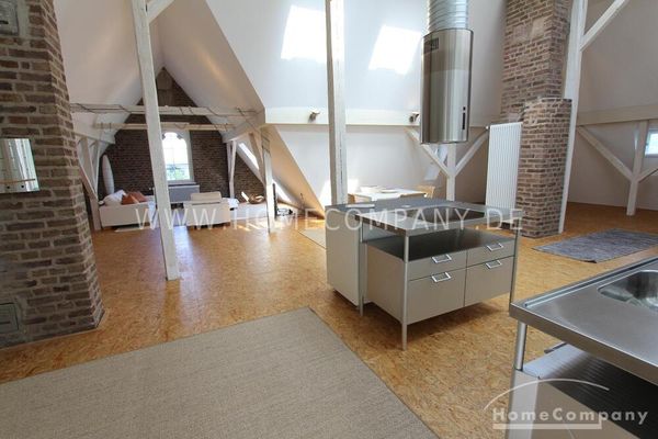 Bonn'un Südstadt bölgesinde, Ren Nehri'nin hemen kıyısında tarihi bir villada tamamen mobilyalı loft!