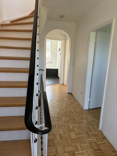 Zuhause fühlen in Reihenmittelhaus in ruhiger, familiärer Lage – Aufgang vom OG zum DG