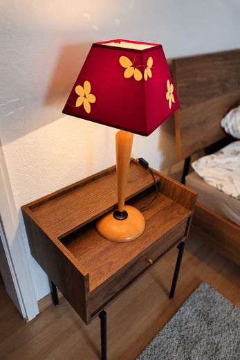 Möbliertes 1 Zimmer Wohnung mit Balkon, Stellplatz und Pauschalmiete – Nachtischlampe