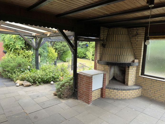 Terrasse mit Kamin und Grill