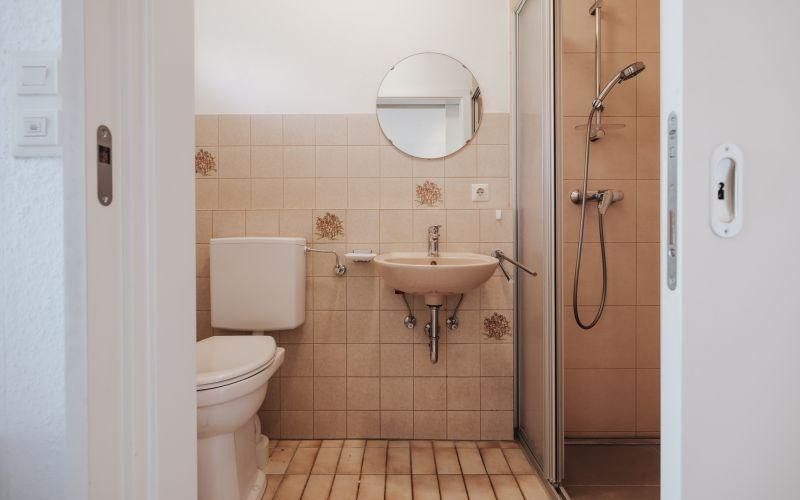 Eigentumswohnung im Charakter einer Doppelhaushälfte mit Garten in Umkirch – Bad/WC EG barrierefrei