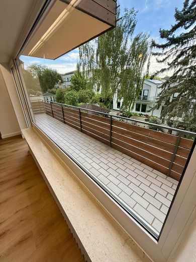 Helle, frisch sanierte 3-Zimmerwohnung mit großem Balkon und Blick ins Grüne – WZ.m. Blick a. Balkon links