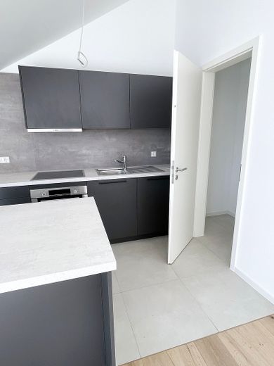 Attico, cucina componibile nuova, posizione AAA vicino all’acqua – Foto 8