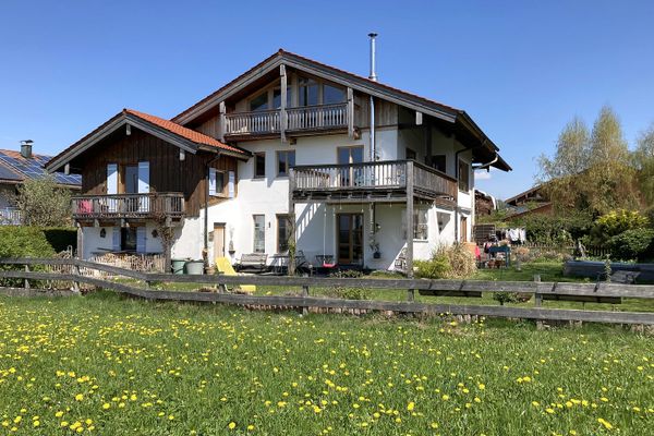 Edificio de viviendas plurifamiliar completamente rehabilitado con materiales de alta calidad | 218 m² | Energía fotovoltaica y geotérmica | Cerca del lago Chiemsee
