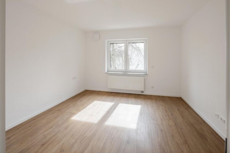 Erstbezug nach Kernsanierung: Helle 3-Zimmer-Wohnung in Mehrfamilienhaus (2.OG) – Zimmer