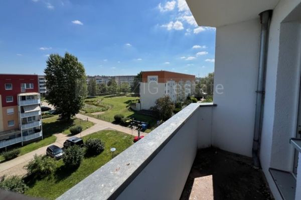 renovierte 3-Raum-Wohnung, im 4. OG, mit Blk, Bad Wanne u. Fenster, Südring 90b