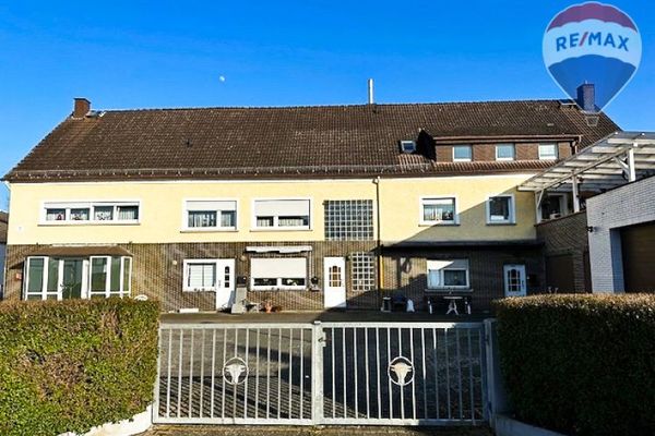 Apartment building in Hahnstätten with potential