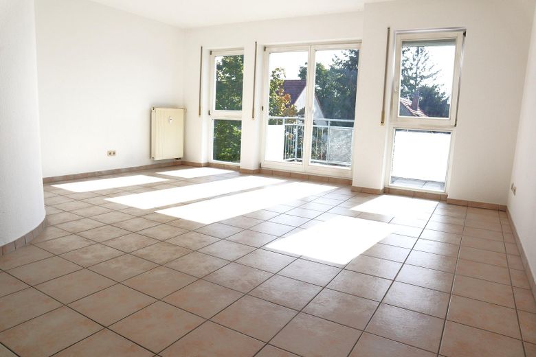 Familienfreundliche 4‑Zi‑Maisonette mit EBK & Balkon – Wohnzimmer