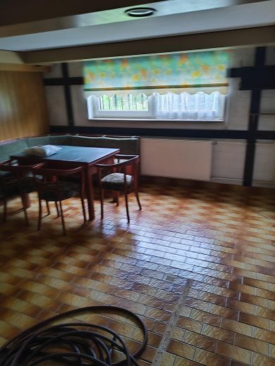 Reihenendhaus mit großem Garten, Voll-Keller, Isolierter,großer Dachboden und zwei Garagen – Hobbykeller