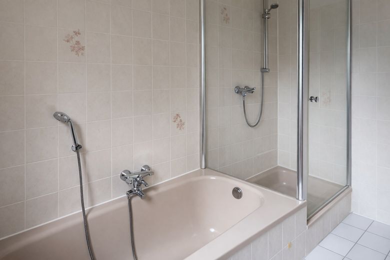 Badewanne und Dusche 