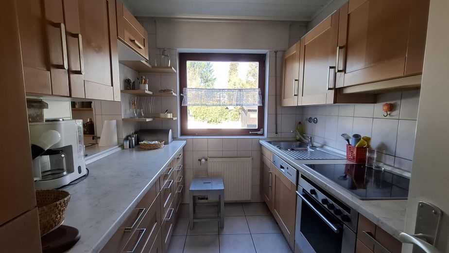 Maison bifamiliale avec jardin mature + 2 garages dans un bon emplacement, sans commission pour l’acheteur – Küche EG