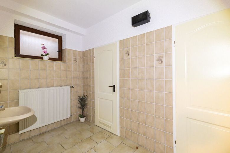 Wohlfühloase für zwei Familien - mit Pool, Sauna und Garten – Herren WC`s