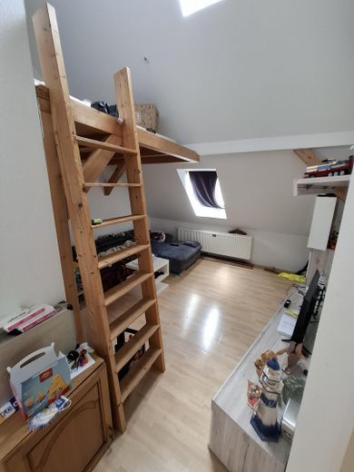 Luminoso appartamento mansardato | 2 locali, cucina, letto rialzato e vasca da bagno | Animali domestici "Sì" – Wohnbereich mit Dachfenstern