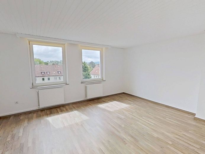 Appartement moderne de 3 pièces avec salle de bains éclairée par la lumière du jour à Bielefeld-Mitte – Ansicht I: Wohn- und Esszimmer