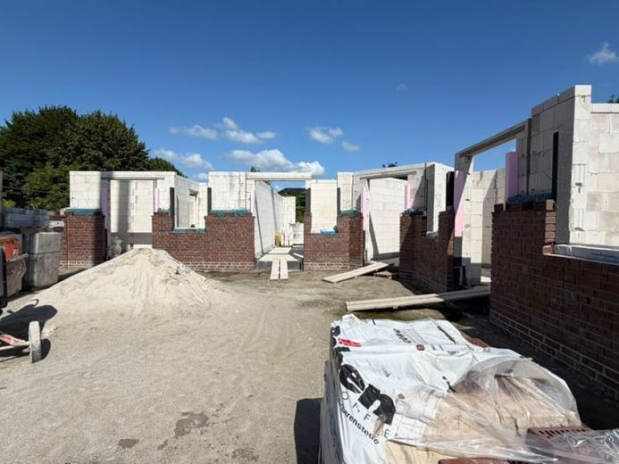 Großzügige Neubau-Maisonette mit Terrasse – Wohnen auf zwei Ebenen – Foto 1