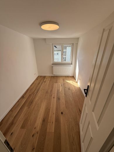 Neu Renovierte 3 Zimmer Wohnung – Kinderzimmer / Büro