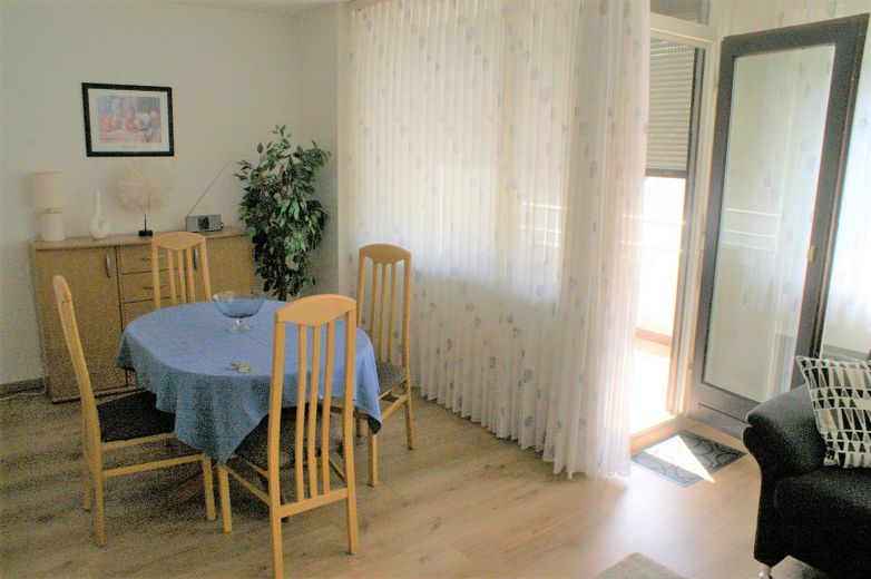 Güvenli sermaye yatırımı: Popüler bir tatil bölgesinde tam mobilyalı daire. – Eßplatz mit Blick auf Balkon