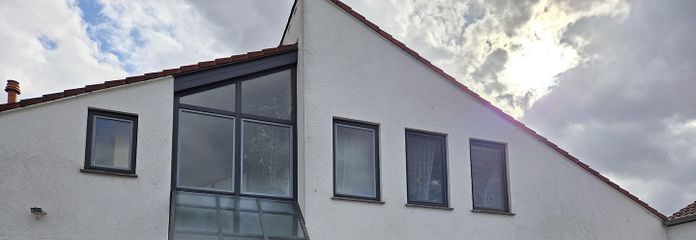 Helle Büro- und Praxisräume in Schöneck zu vermieten – Gebäudeansicht