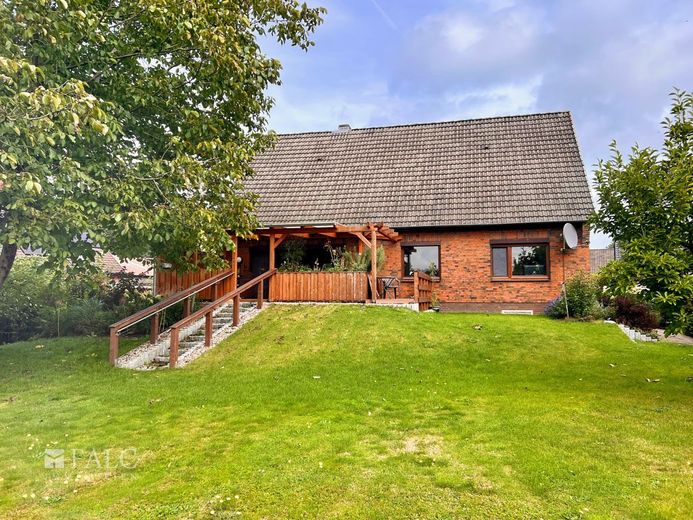 ***Großzügiges Einfamilienhaus mit viel Platz und Gartenidylle in ruhiger Lage*** – Außenansicht