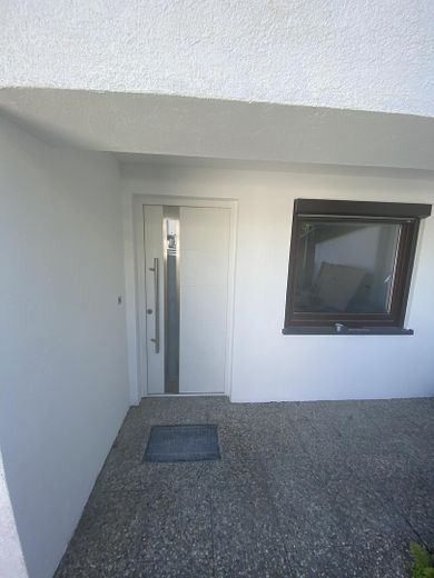 Frisch sanierte 3-Zimmer ETW mit separatem Eingang – Hauseingang