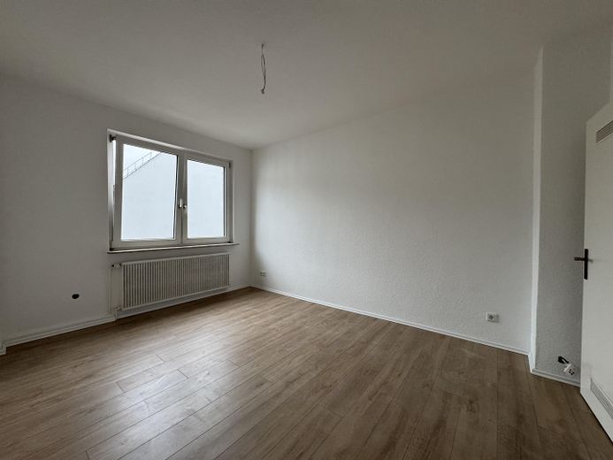 Frisch renovierte 3-Zimmer-Wohnung mit Balkon, frei ab sofort – Zimmer 1, Blick zu Fenster