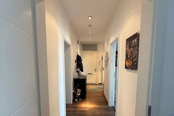 Attraktive  und moderne 3 Zimmer Wohnung mit 83m2 Hilden und Balkon 2OG inkl. Küche!