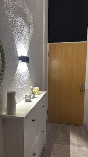 Immeuble ancien à aimer – appartement lumineux de 2 pièces avec balcon et garage dans un emplacement privilégié en centre-ville – Flur