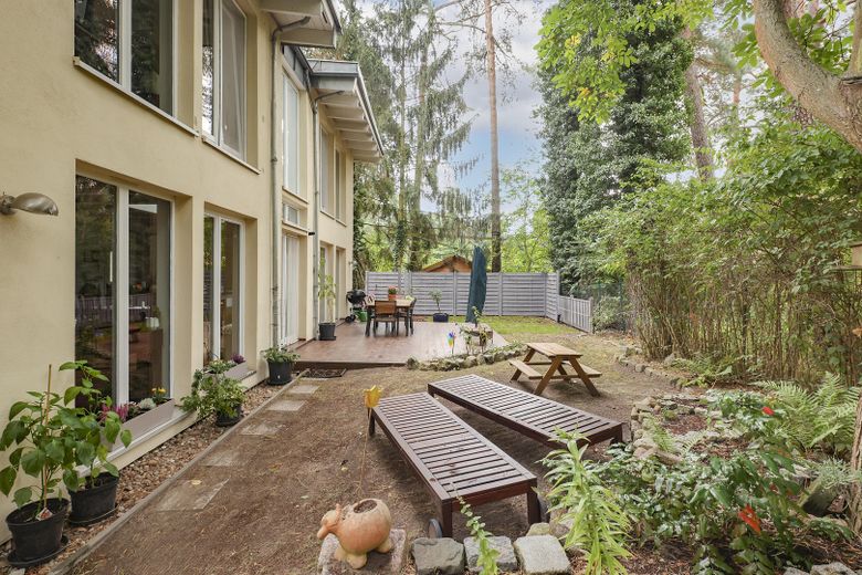 Doğal çevreyle uyumlu arsada, ahşap karkas yapı tekniğiyle inşa edilmiş müstakil aile evi – Außenansicht Terrasse/Garten
