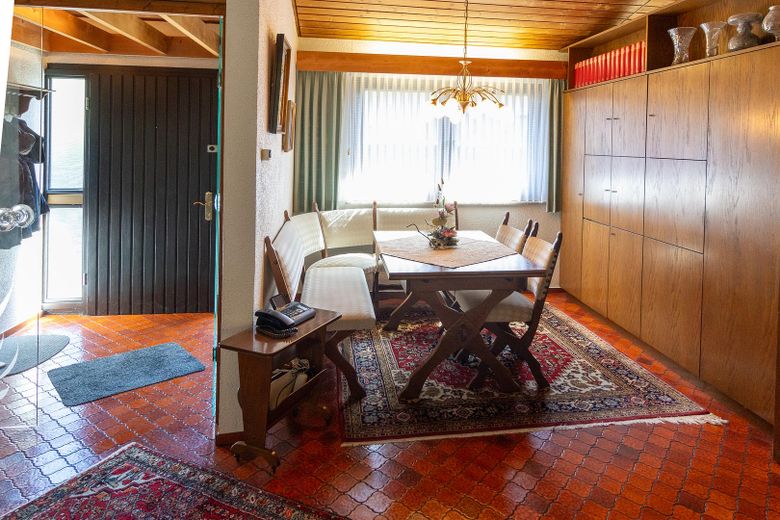 bungalow dal design moderno – Essbereich, links der Eingang