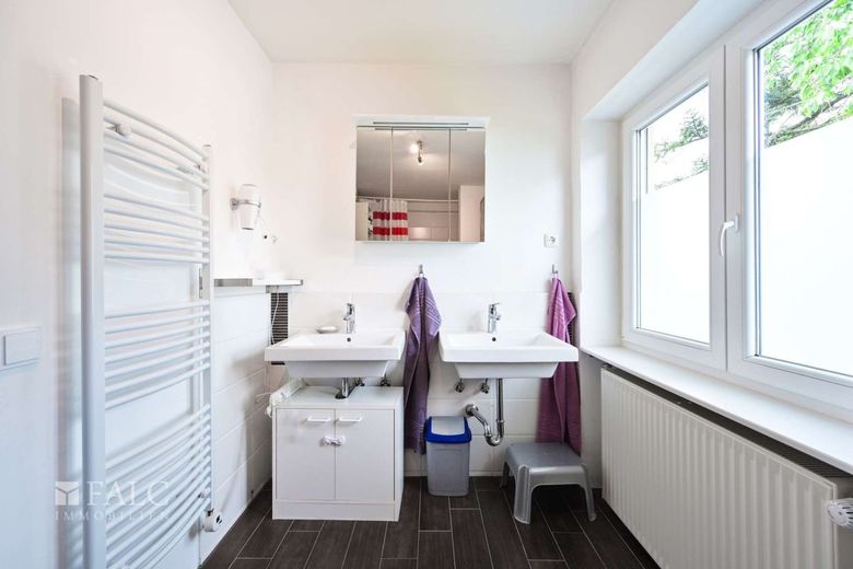 Familienfreundlich, gepflegt, sofort wohnlich - Doppelhaushälfte mit Gartenidylle in Ottobrunn – OG Badezimmer